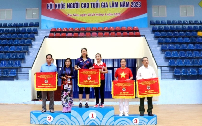 Ban tổ chức trao giải cho các đội xuất sắc tại Hội thao 