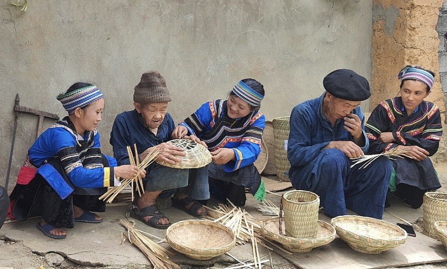 Ảnh 4 Người cao tuổi huyện Đồng Văn (Hà Giang) luôn nêu cao tinh thần gương mẫu trong phát triển kinh tế và truyền dạy nghề truyền thống cho thế hệ trẻ- ảnh chụp tháng 6 năm 2023