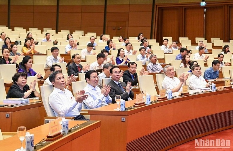 Các đồng chí lãnh đạo Đảng, Nhà nước và đại biểu Quốc hội tham dự phiên khai mạc sáng 28/8. (Ảnh: DUY LINH)