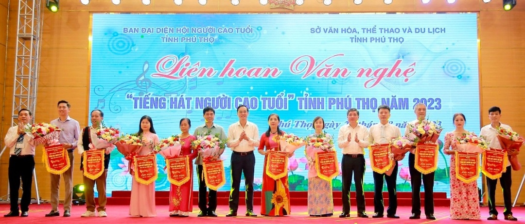 Tưng bừng Liên hoan tiếng hát người cao tuổi tỉnh Phú Thọ năm 2023