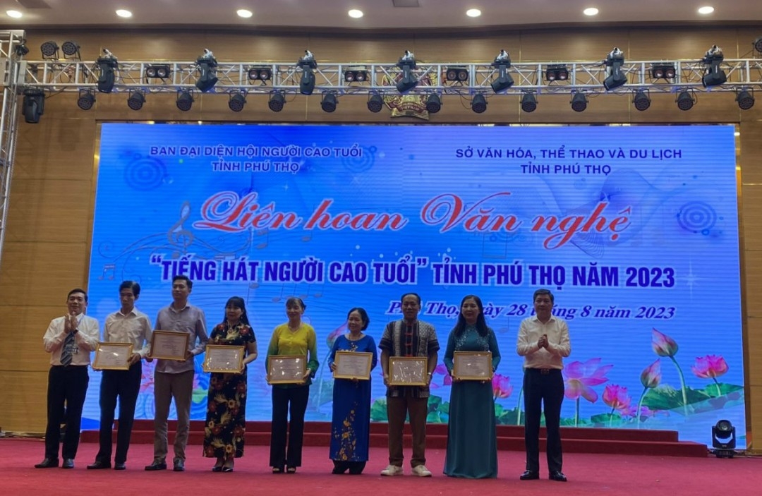 Tưng bừng Liên hoan tiếng hát người cao tuổi tỉnh Phú Thọ năm 2023
