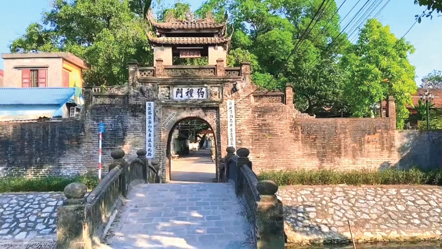 Cổng làng Ước Lễ (người dân gọi là cổng cầu).