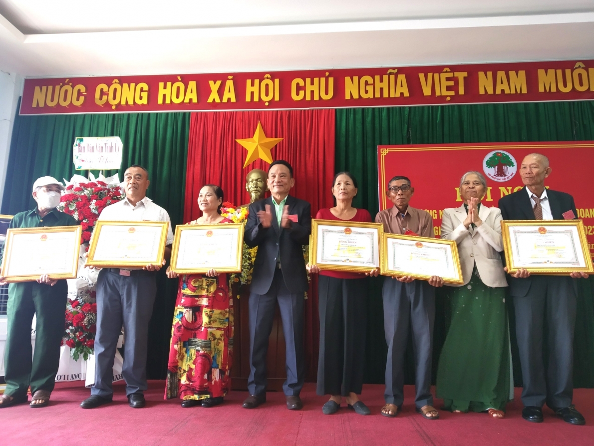 Trao Bằng khen của UBND tỉnh cho 15 cán bộ, hội viên NCT tiêu biểu làm kinh tế giỏi giai đoạn 2018-2023.