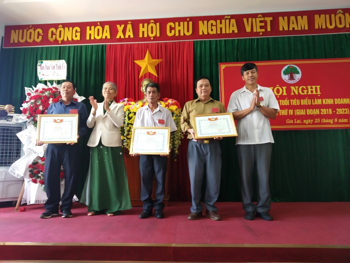 Trao Bằng khen của Ủy ban MTTQ tỉnh cho 5 cán bộ, hội viên có thành tích xuất sắc trong phong trào thi đua NCT làm kinh tế giỏi