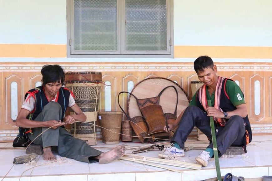 Vùng Đăk Na có nhiều nghệ nhân còn giữ được nghề đan truyền thống.