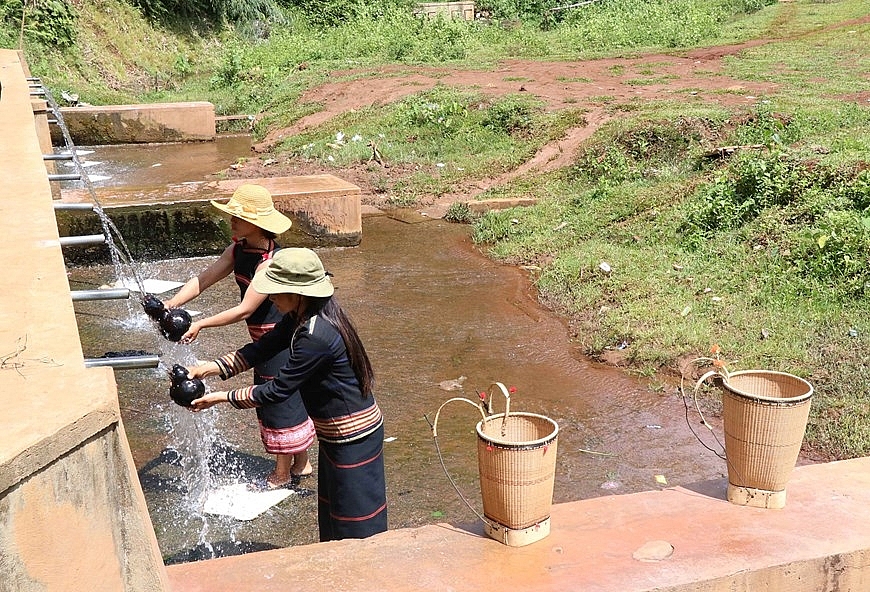 Phụ nữ thường dùng gùi trong tất cả các hoạt động, sinh hoạt hằng ngày, thay thế túi nylon. (Ảnh: Hồng Điệp/TTXVN)