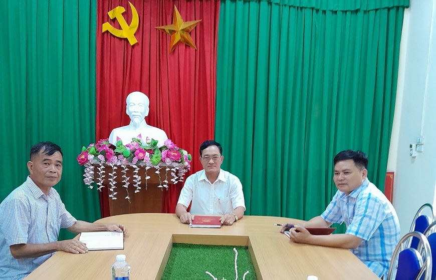 Chủ tịch Hội NCT xã Đức Bác Lưu Văn Hồ (bên trái) luôn tranh thủ sự chỉ đạo, giúp đỡ của Bí thư Đảng ủy và Thường trực UBND xã Đức Bác.