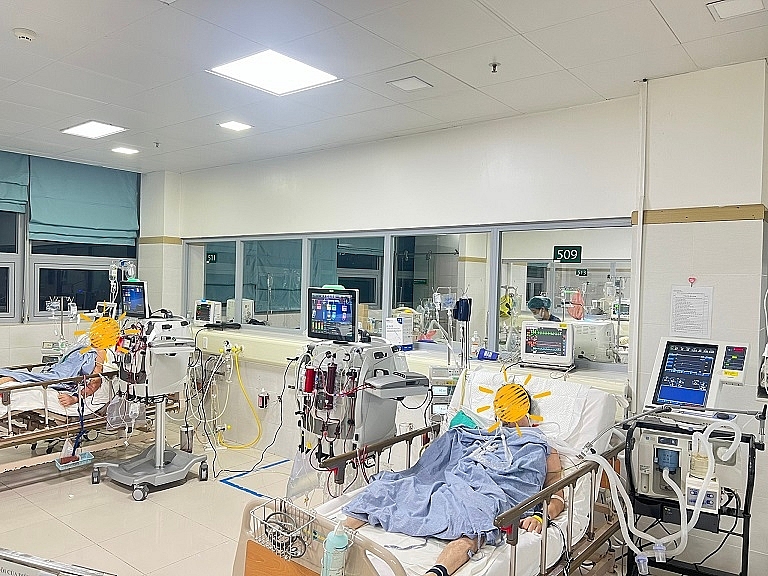 LẦN ĐẦU TIÊN Ở VIỆT NAM ÁP DỤNG KỸ THUẬT ĐÀO THẢI CO2 QUA MÀNG NGOÀI CƠ THỂ CỨU SỐNG ĐƯỢC HAI BỆNH NHÂN NẶNG NGUY KỊCH - Cổng thông tin bệnh viện Bạch Mai