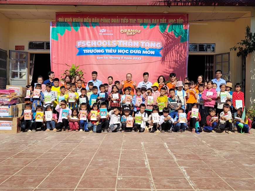 FPT Schools trao tặng 1,8 tấn sách vở và đồ dùng học tập, đồ chơi, trang thiết bị lớp học cho điểm trường Nà Tấu, Tiểu học Đứa Mòn