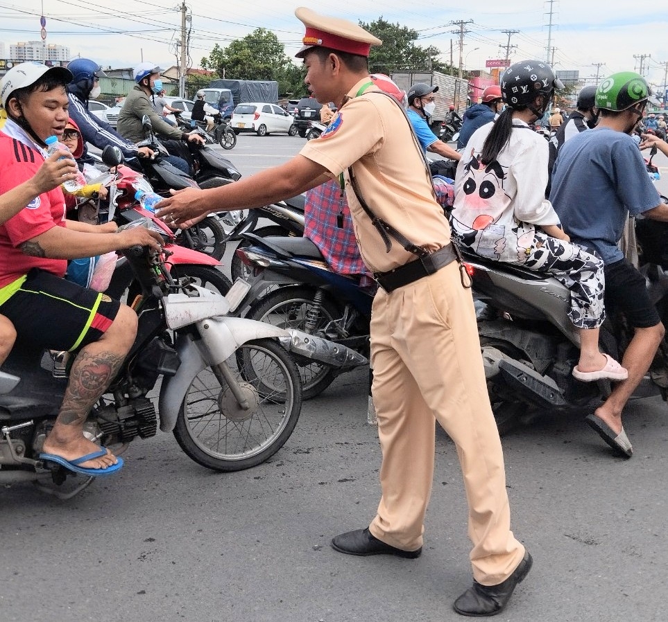 Trạm CSGT Đa Phước tiếp sức đồng hành cùng người dân về quê nghỉ Lễ Quốc khánh