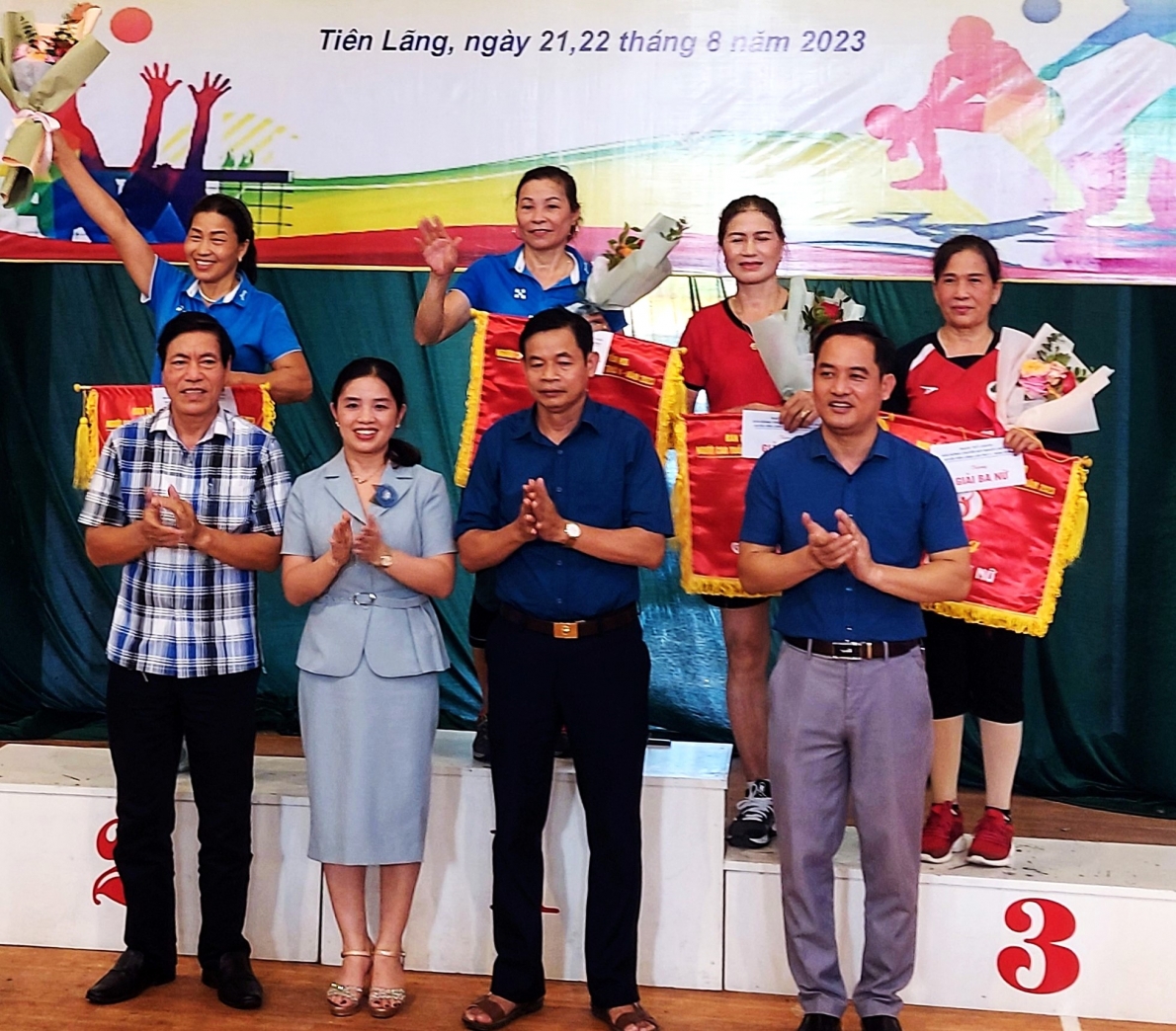 Ban tổ chức trao thưởng cho các đội nữ