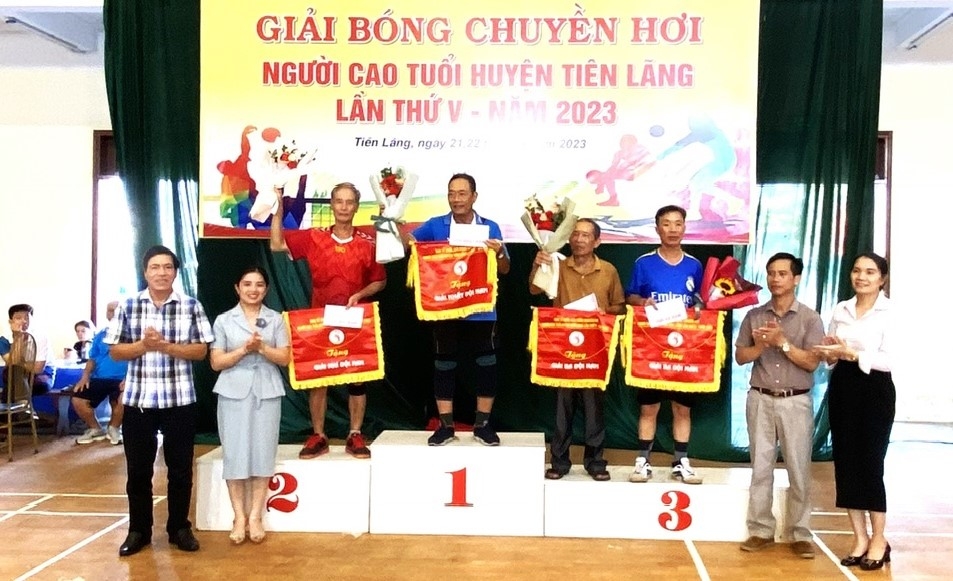 Trao giải Nhất, Nhì, Ba cho các đội nam