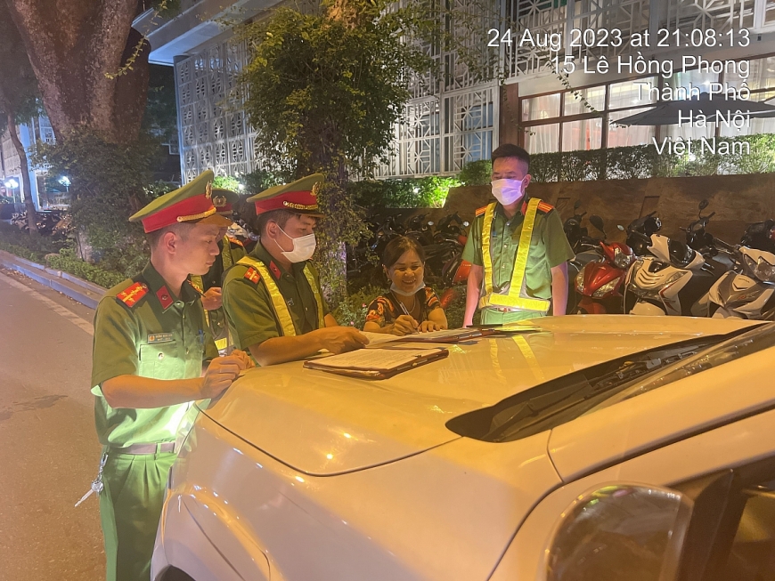 Lực lượng Công an phường Điện Biên xử phạt một trường hợp ô tô dừng, đỗ sai quy định.