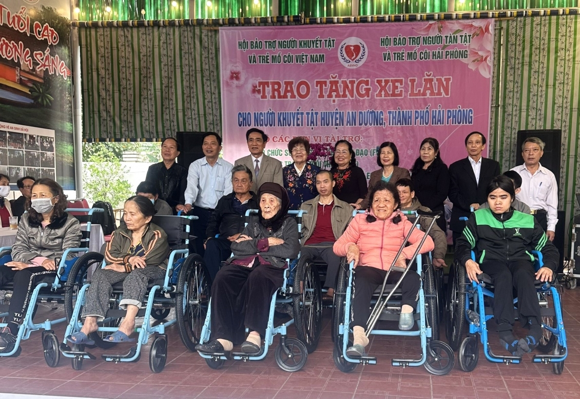 Tặng xe lăn cho người khuyết tật
