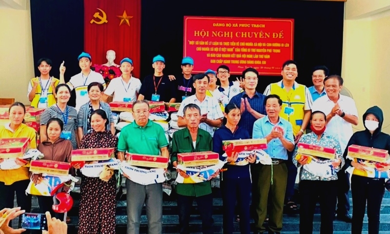 Tặng quà NCT hoàn cảnh khó khăn huyện Bố Trạch, tỉnh Quảng Bình