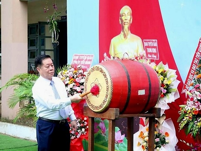 Ông Nguyễn Trọng Nghĩa, Bí thư Trung ương Đảng, Trưởng Ban Tuyên giáo Trung ương đánh trống khai giảng năm học mới tại Trường THCS Tân Phú, huyện Tân Phú Đông, tỉnh Tiền Giang