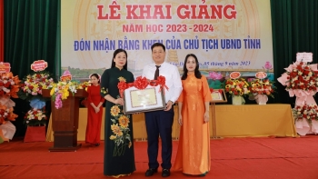 Lễ khai giảng và đón bằng khen của Chủ tịch UBND tỉnh tại Trường THCS Tân Dân