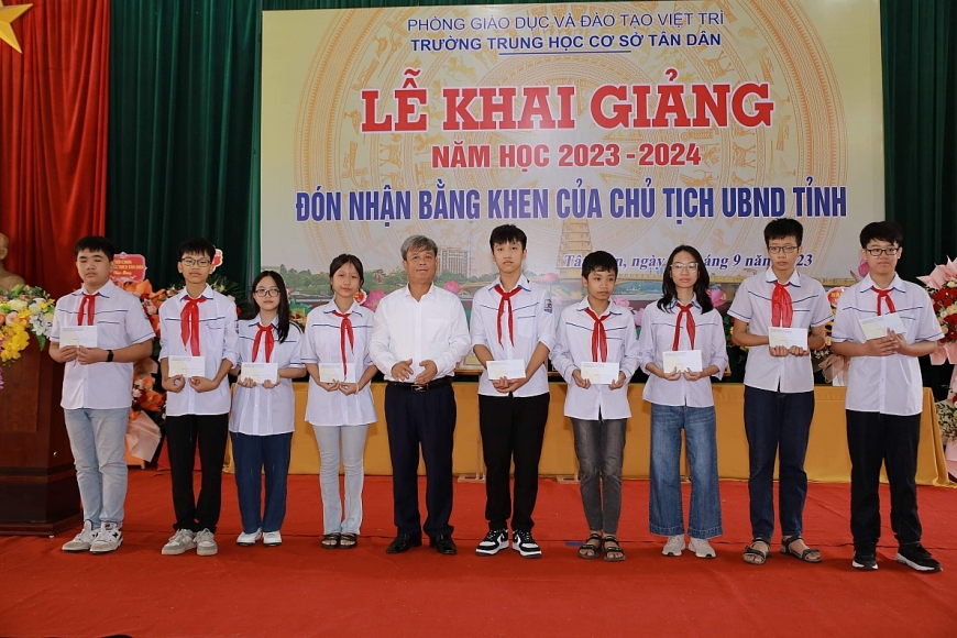 Lễ khai giảng và đón bằng khen của Chủ tịch UBND tỉnh tại Trường THCS Tân Dân