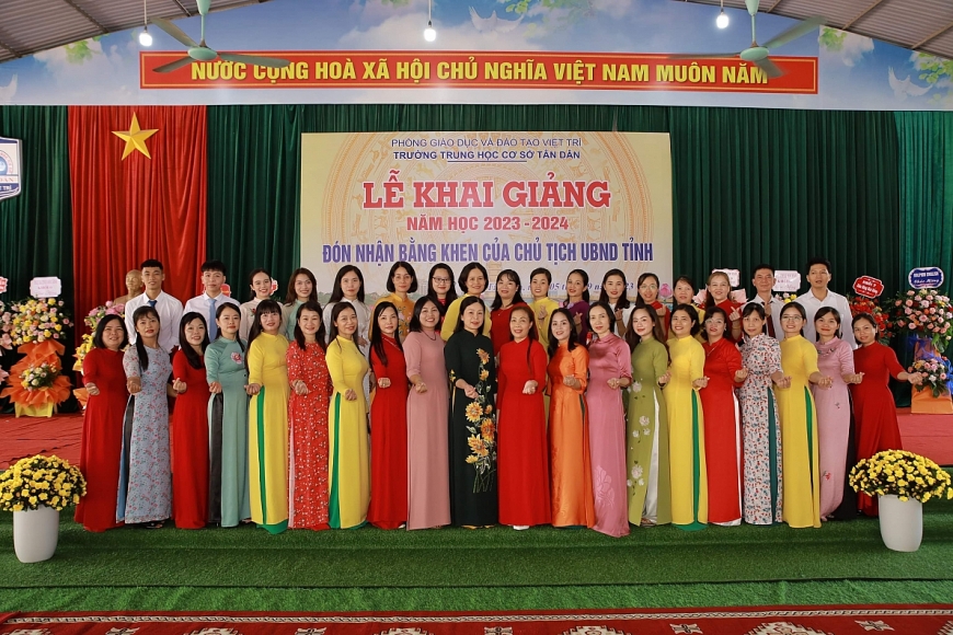 Lễ khai giảng và đón bằng khen của Chủ tịch UBND tỉnh tại Trường THCS Tân Dân