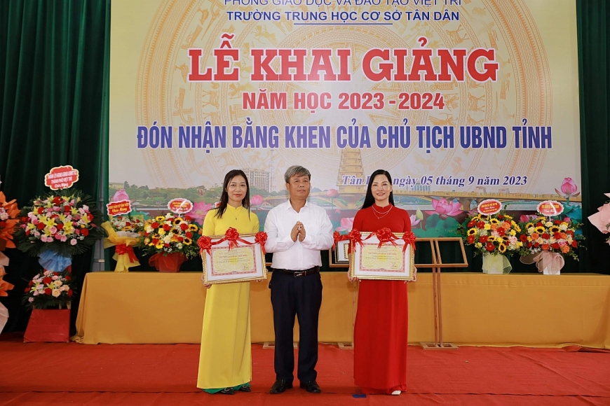 Lễ khai giảng và đón bằng khen của Chủ tịch UBND tỉnh tại Trường THCS Tân Dân