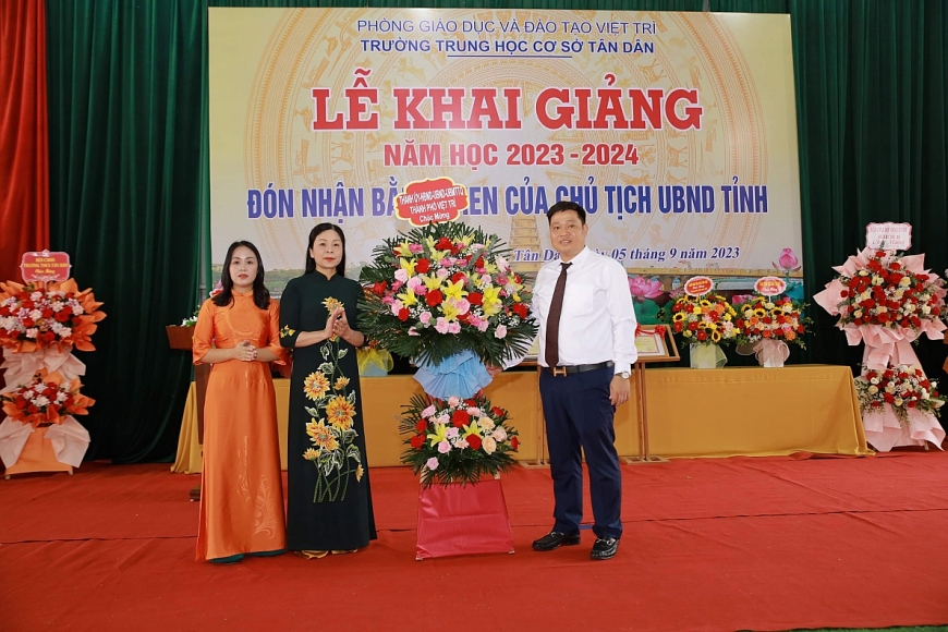 Lễ khai giảng và đón bằng khen của Chủ tịch UBND tỉnh tại Trường THCS Tân Dân