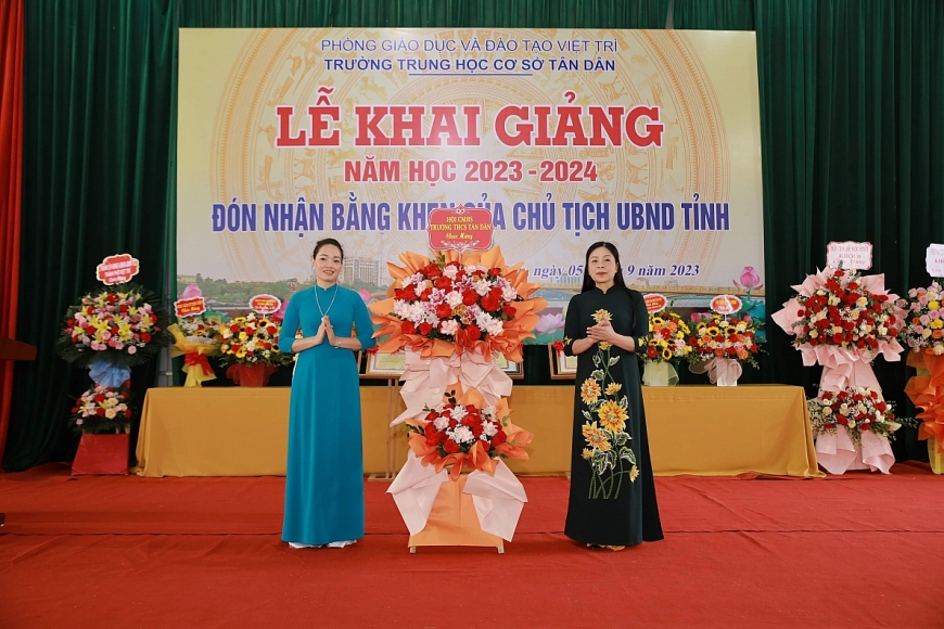 Lễ khai giảng và đón bằng khen của Chủ tịch UBND tỉnh tại Trường THCS Tân Dân