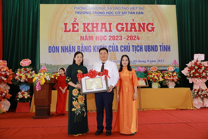 Lễ khai giảng và đón bằng khen của Chủ tịch UBND tỉnh tại Trường THCS Tân Dân