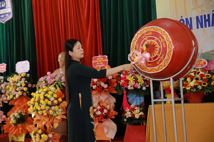 Lễ khai giảng và đón bằng khen của Chủ tịch UBND tỉnh tại Trường THCS Tân Dân