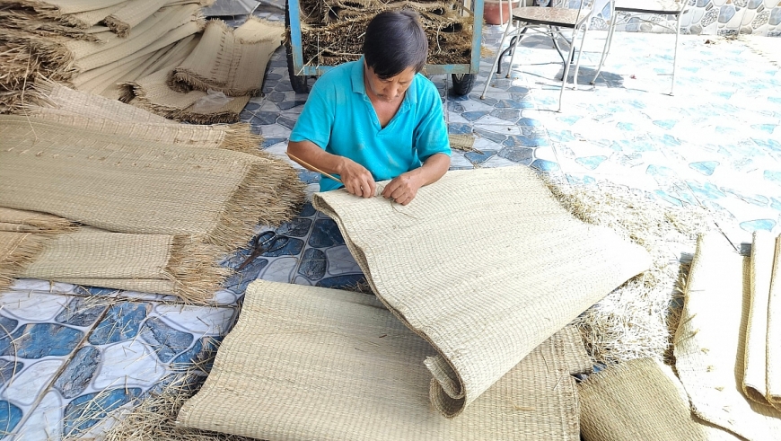 Người thợ đang tỉ mỉ hoàn thiện thành phẩm.