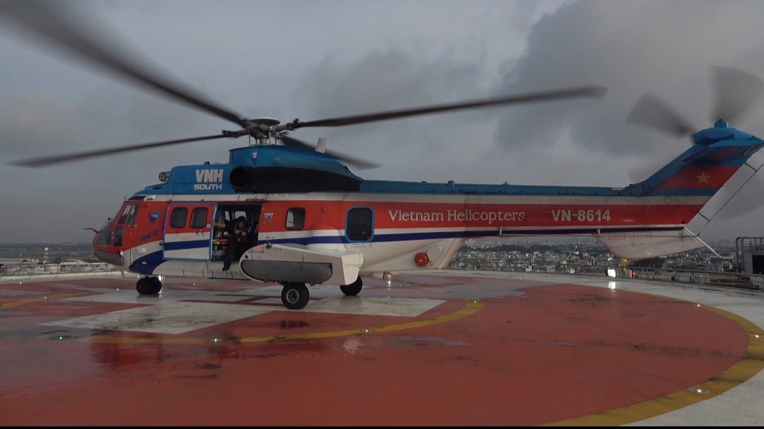 Điều động trực thăng kịp thời chở ba ngư dân gặp nạn ở Đảo Sinh Tồn đi cấp cứu tại Bệnh viện Quân y 175