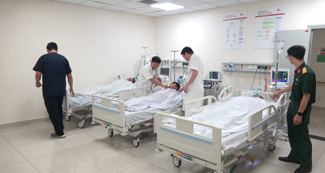 Điều động trực thăng kịp thời chở ba ngư dân gặp nạn ở Đảo Sinh Tồn đi cấp cứu tại Bệnh viện Quân y 175