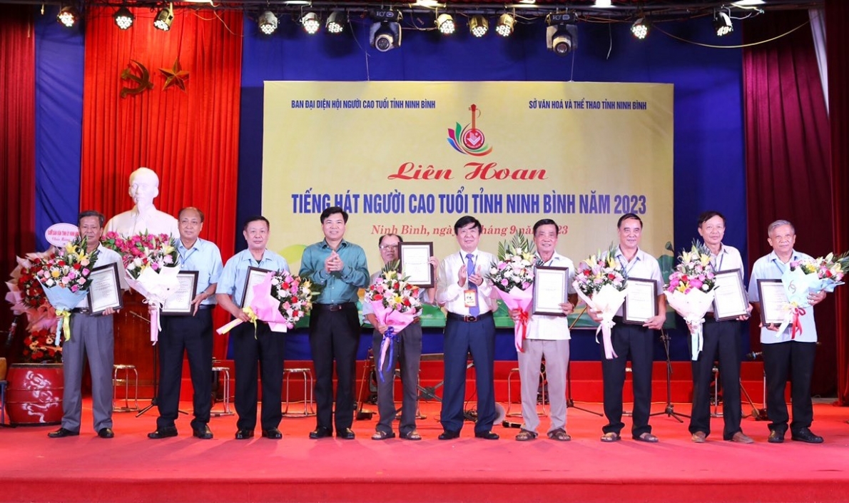 Ban tổ chức tặng hoa và Giấy chứng nhận cho các đơn vị tham gia Liên hoan