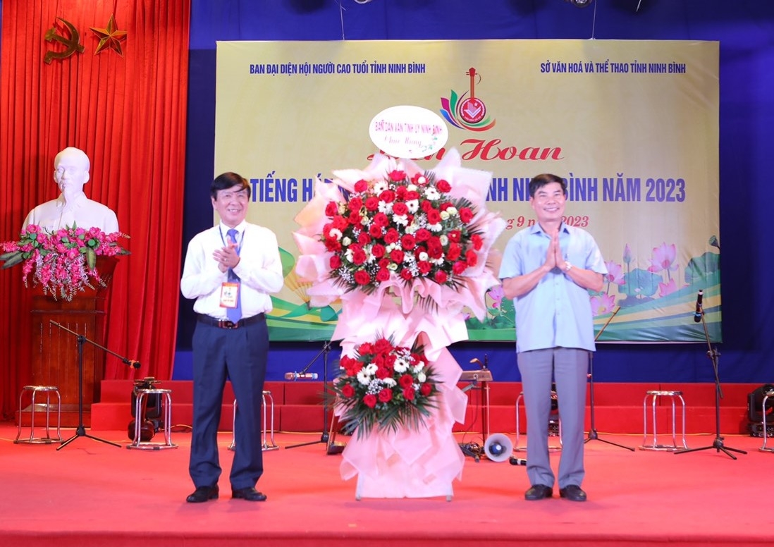 Lãnh đạo tỉnh Ninh Bình tặng hoa chúc mừng Liên hoan