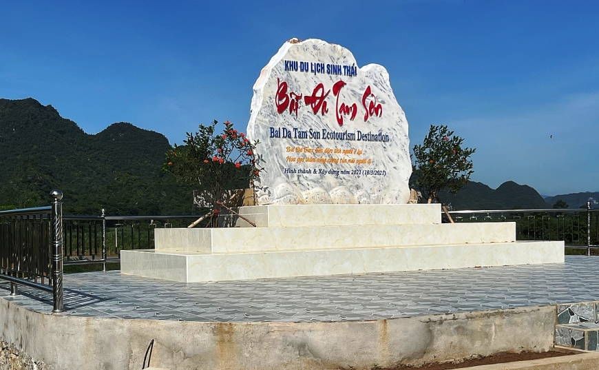 Tảng đá là điểm nhấn của khu du lịch sinh thái của xã Tam Sơn, huyện Anh Sơn