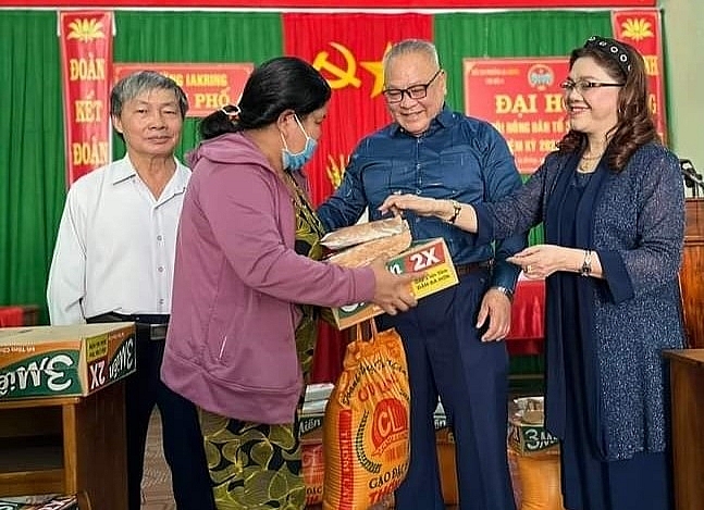 Vợ chồng doanh nhân Triệu Tấn Cầu, 72 tuổi và bà Nguyễn Thị Liên 68 tuổi ở TP Pleiku tặng quà NCT có hoàn cảnh khó khăn.