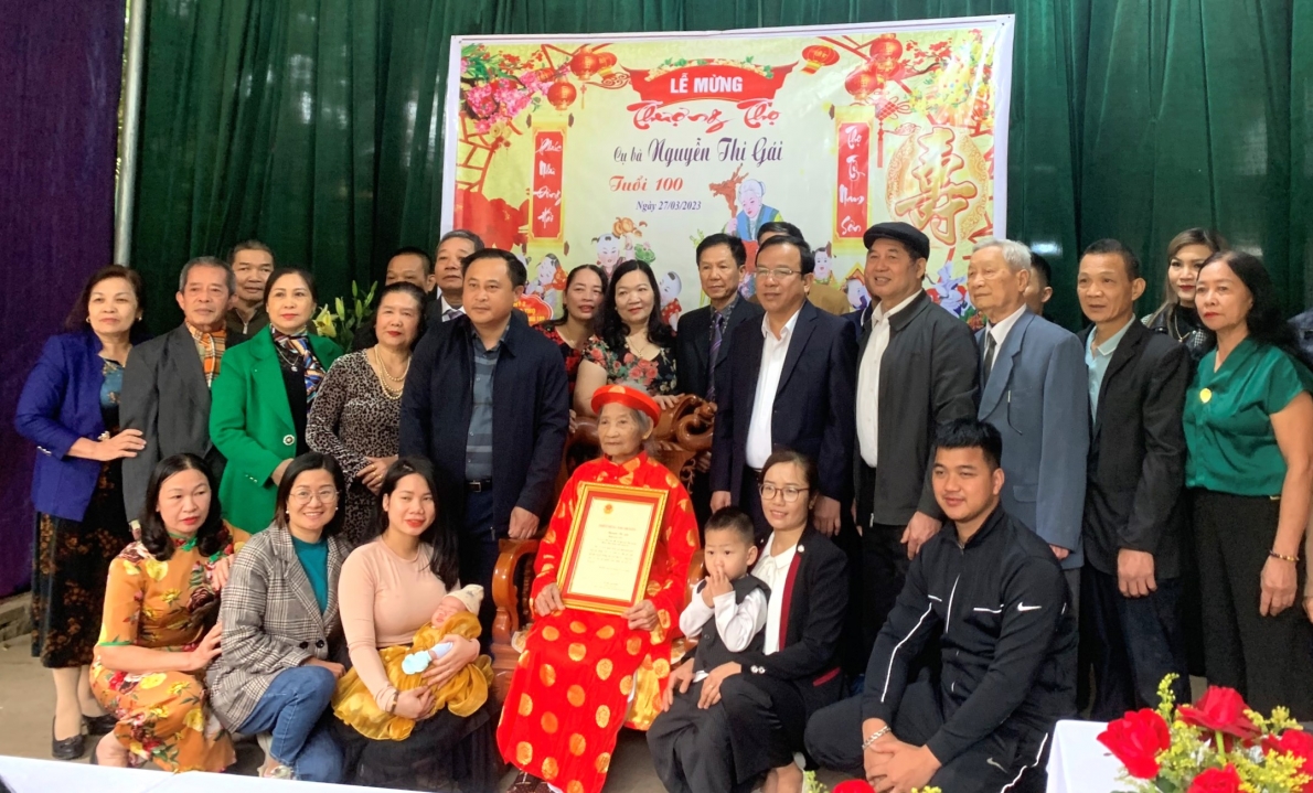 Lãnh đạo tỉnh Lạng Sơn thăm, tặng quà mừng thọ NCT