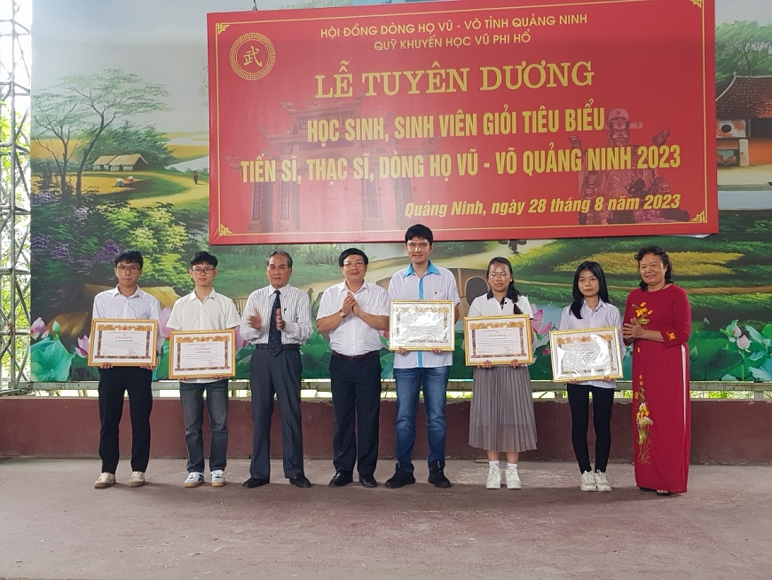 Ông Vũ Quốc Hội, Phó Chủ tịch HĐDH, Trưởng Ban khuyến học  dòng họ Vũ - Võ Việt Nam, ông Vũ Văn Thìn, Chủ tịch HĐ DH Vũ-Võ  tỉnh Quảng Ninh bà Vũ Thị Kim Ngân, Trưởng Ban khuyến học HĐDH Vũ – Võ tỉnh Quảng Ninh trao bằng khen của HĐ DH Vũ -Võ Việt Nam cho các cháu đạt học sinh giỏi cấp quốc gia và cấp tỉnh năm học 2022-2023.