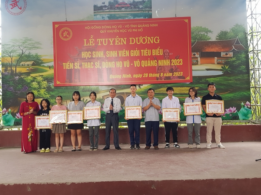 Ông Vũ Văn Thìn, Chủ tịch HĐ DH Vũ-Võ  tỉnh Quảng Ninh, Ông Vũ Hồng Sơn, Phó Chủ tịch HĐ DH Vũ –Võ Tỉnh và  bà Vũ Thị Kim Ngân, Trưởng Ban khuyến học HĐDH Vũ – Võ tỉnh Quảng Ninh trao bằng khen của HĐ DH Vũ -Võ  tỉnh Quảng Ninh cho các cháu đạt học sinh giỏi  cấp tỉnh năm học 2022-2023 và các cháu sinh viên giỏi.