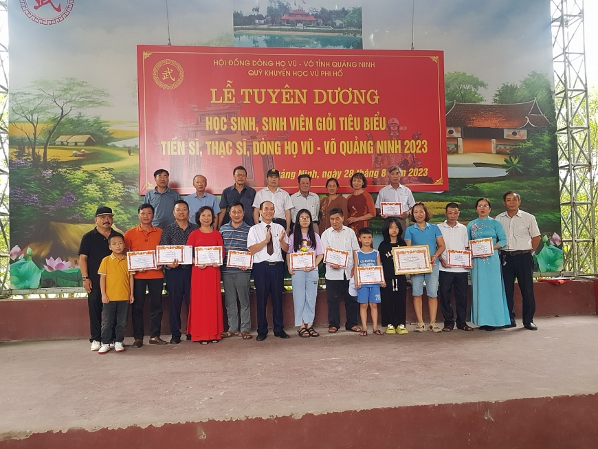 Hội đồng dòng họ Vũ - Võ Phường Bãi Cháy thành hố Hạ Long, khen thưởng cho các cháu học sinh giỏi trong dòng họ.