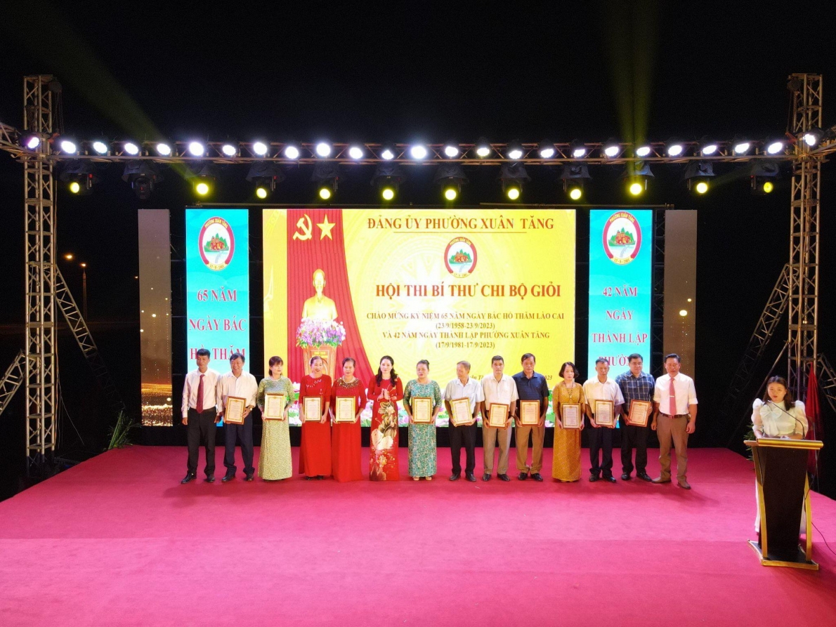 Nhiều Bí thư Chi bộ giỏi được nhận bằng khen