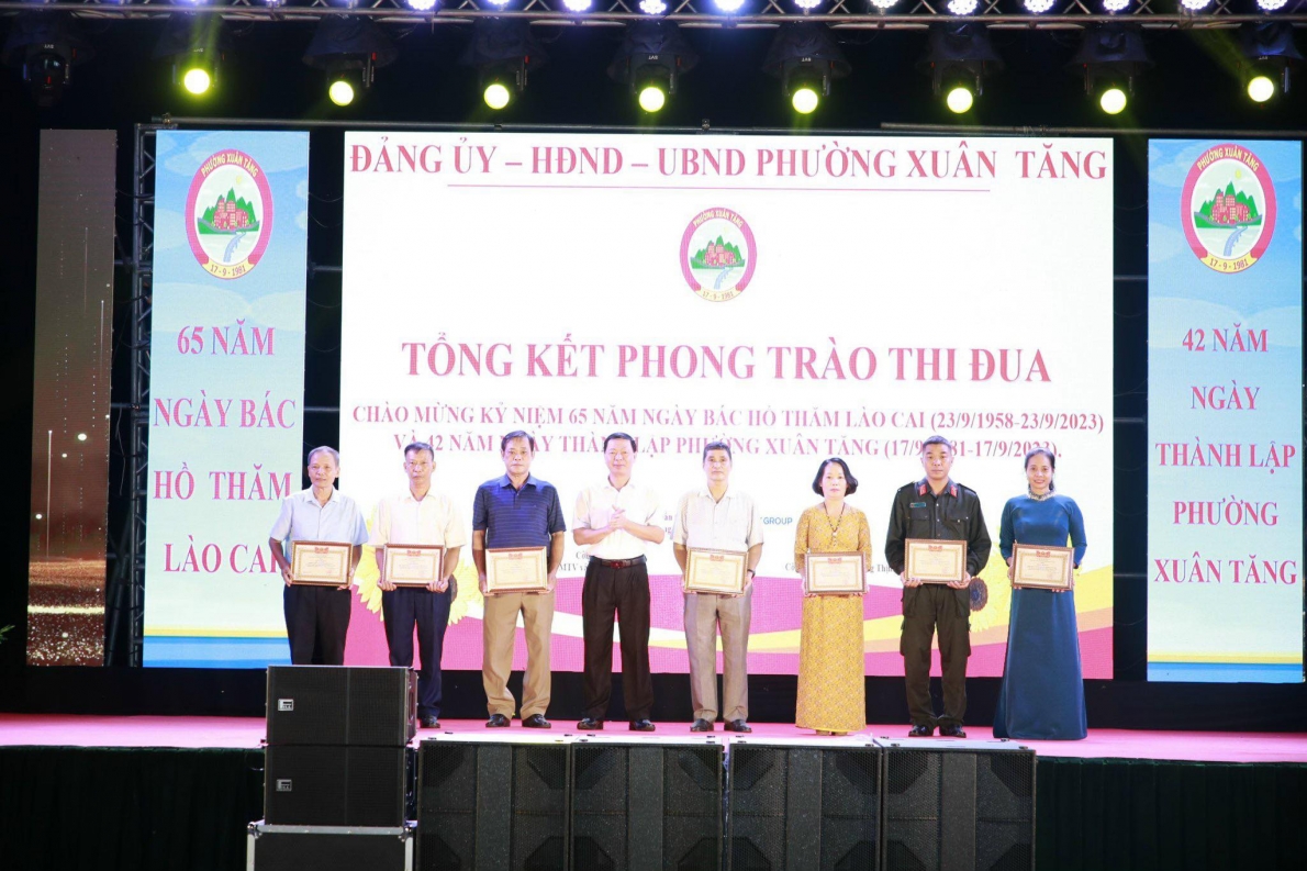 Nhiều người được vinh danh tại chương trình