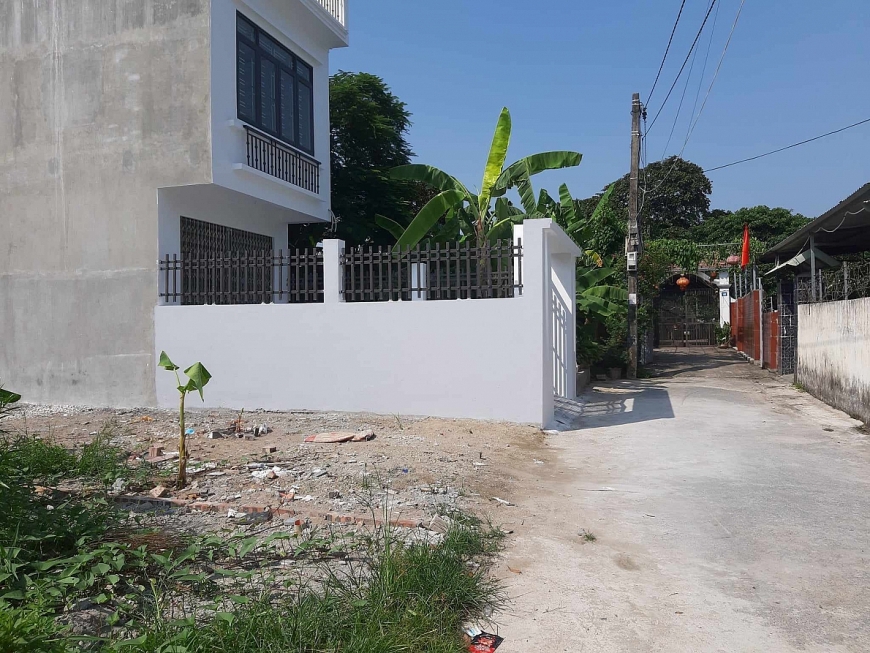 3. Toàn cảnh con ngõ dẫn vào đất gia đình bà Suốt, đã lập thủ tục cho tặng con gái và con rể  