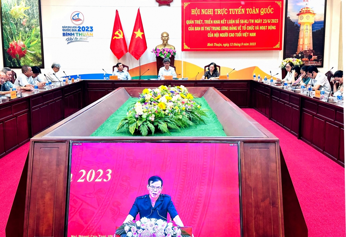 Quang cảnh họp trực tuyến tại tỉnh Bình Thuận. Ảnh Thu Thủy