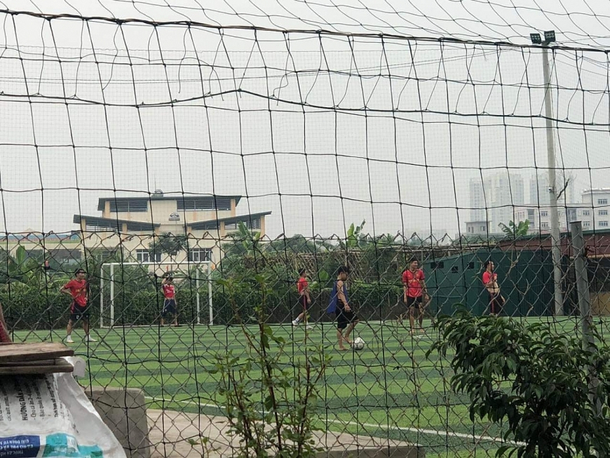 Ngang nhiên cho xe đổ đất, đá san lấp đất công, kinh doanh sân bóng trái phép