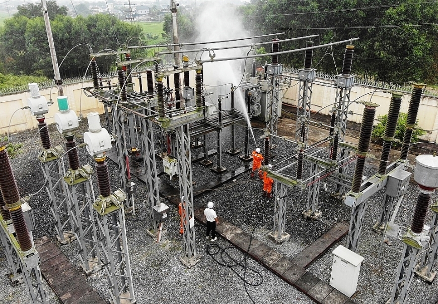 Thực hiện rửa sứ bằng nước áp lực cao tại trạm 110kV Thanh Chương