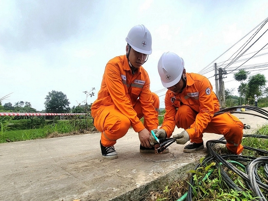 Sử dụng máy bay không người lái để giám sát xử lý sự cố kỹ thuật trên đường dây. 
