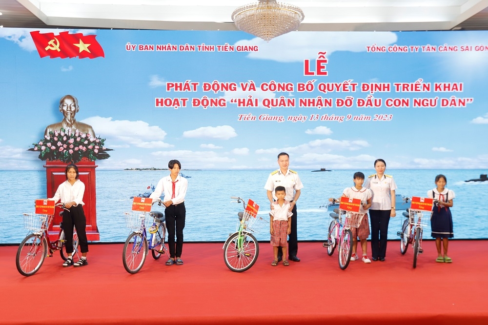 Tiền Giang: Tặng quà cho 50 ngư dân và đỡ đầu cho 5 con ngư dân