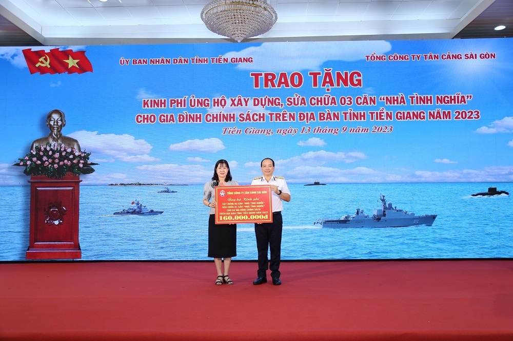 Tiền Giang: Tặng quà cho 50 ngư dân và đỡ đầu cho 5 con ngư dân