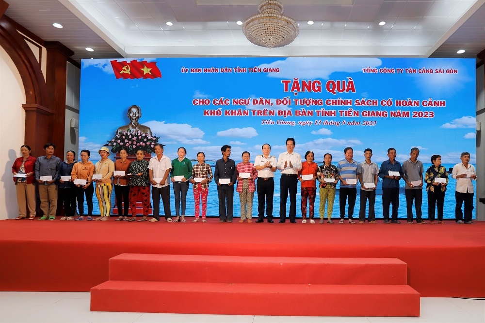 Tiền Giang: Tặng quà cho 50 ngư dân và đỡ đầu cho 5 con ngư dân