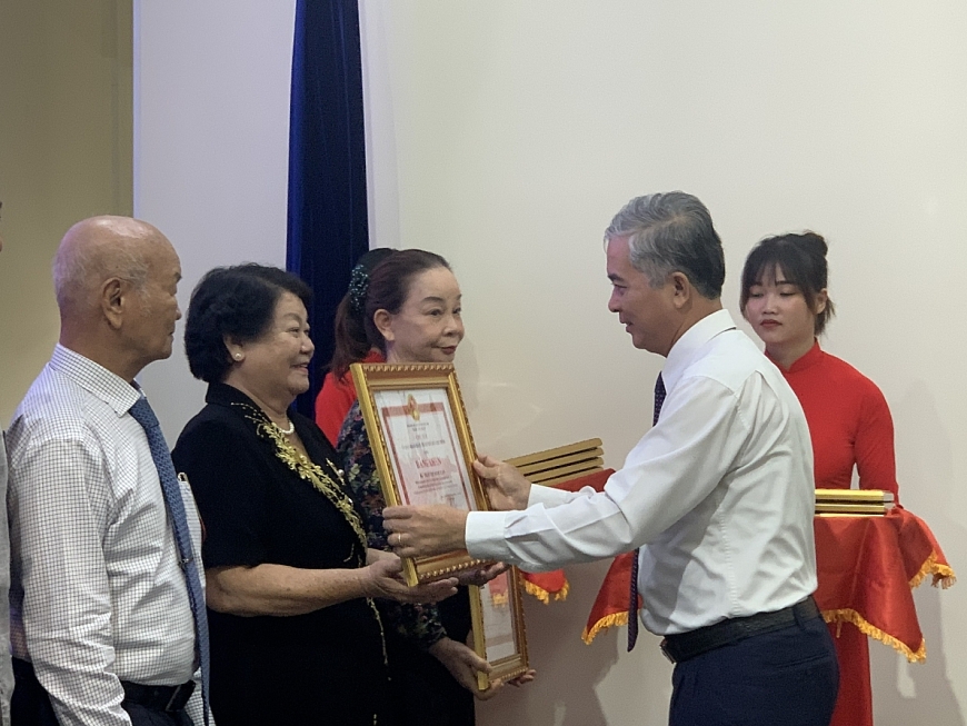 Phó Chủ tịch Ngô Minh Châu tặng Bằng khen cho NCT làm kinh tế giỏi